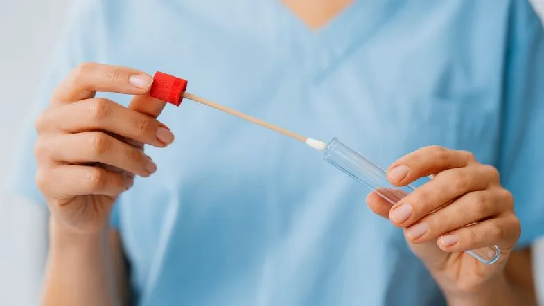 Profissional da saúde manuseia material biológico, simbolizando a atuação prática e investigativa do perito judicial em saúde.