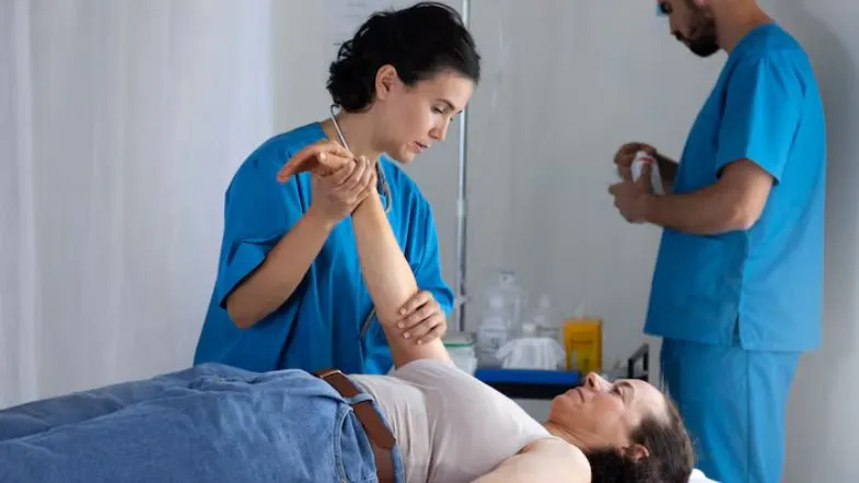 Dia Mundial do AVC: aumento entre jovens reforça a importância da formação em saúde 8 Fisioterapeuta realiza exercícios de reabilitação em paciente após AVC para recuperar movimentos e coordenação.