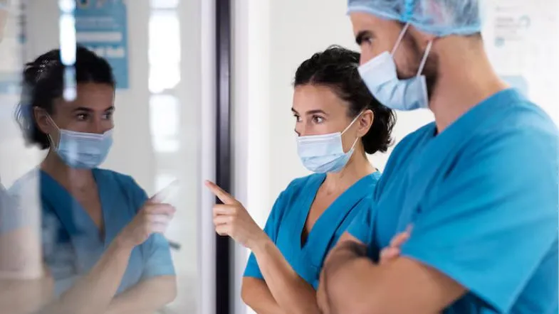 Como a Inteligência Artificial está redefinindo diagnósticos e tratamentos na saúde 12 Enfermeiros discutindo resultados de exames em ambiente hospitalar com apoio de IA.