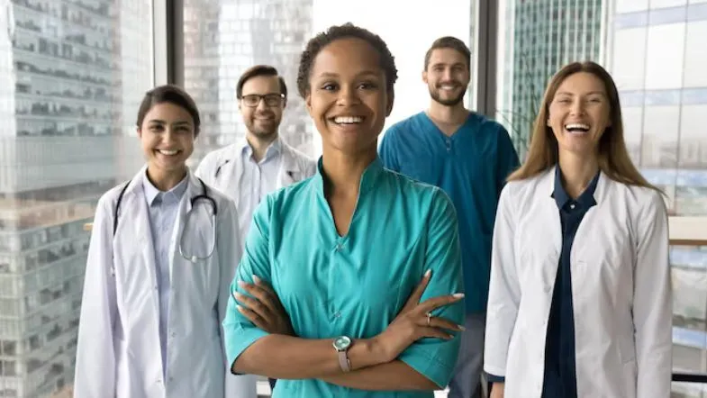 Profissões do futuro na saúde: o que o mercado vai exigir até 2030 9 Equipe de profissionais da saúde sorrindo, representando a colaboração e liderança no futuro da medicina e enfermagem.