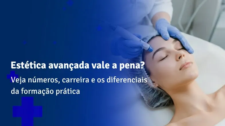 Mulher recebendo procedimento estético facial enquanto profissional aplica técnica avançada com luvas e caneta dermatológica.