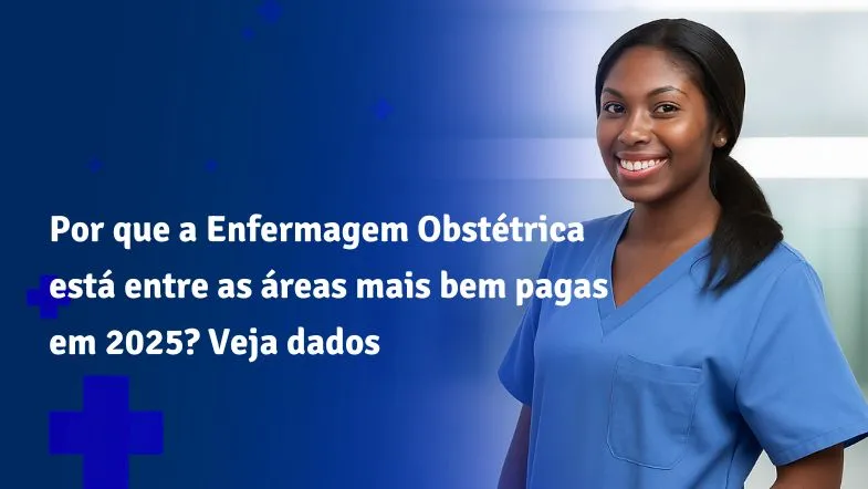 Enfermeira obstetra sorrindo com uniforme azul, destacando valorização e crescimento salarial da área em 2025.