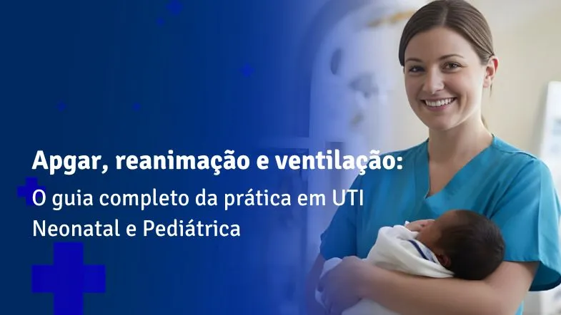 Enfermeira sorrindo enquanto segura um recém-nascido em ambiente hospitalar neonatal.