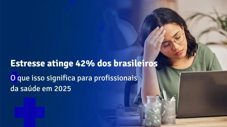 Mulher com expressão de cansaço diante do computador, simbolizando impacto do estresse na saúde dos profissionais brasileiros.