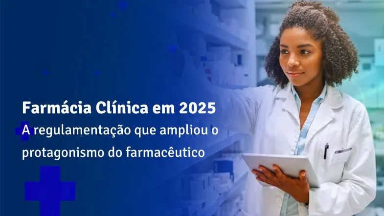 Farmacêutica em ambiente clínico organizando medicamentos em prateleira enquanto utiliza tablet para suporte à decisão clínica.