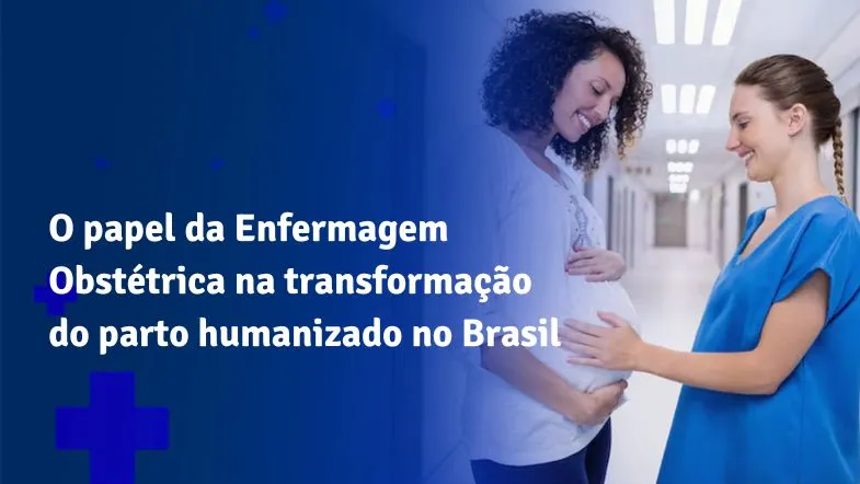 Enfermeira obstétrica sorridente acolhendo gestante em hospital, representando o cuidado humanizado no parto no Brasil.