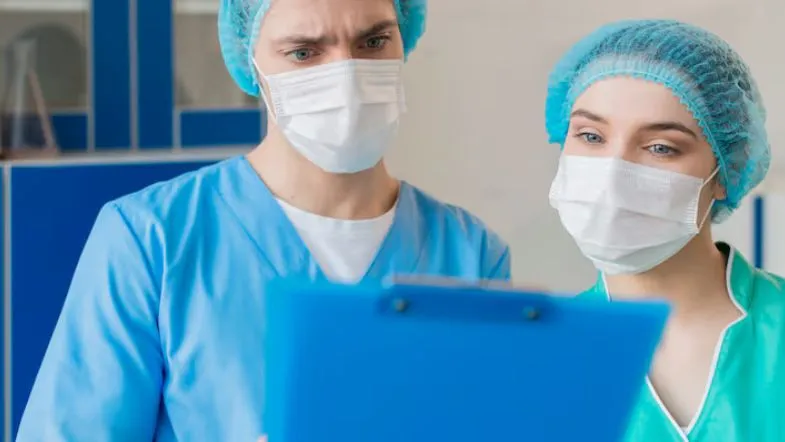 Equipe de enfermagem analisando prontuário para garantir segurança do paciente e qualidade no atendimento.