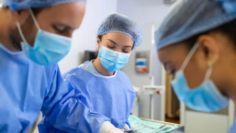 Profissionais de saúde realizando procedimento cirúrgico seguro com foco em protocolos de segurança do paciente.