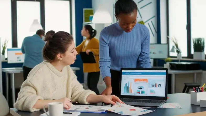 Gestão além das empresas: 7 áreas para crescer na carreira em 2025 7 Mulheres analisando dados e indicadores em gestão de projetos e inovação