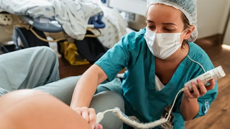 Obstetrícia na prática: como a pós-graduação presencial forma especialistas 8 Enfermeira especializada em obstetrícia monitorando sinais maternos durante o trabalho de parto.