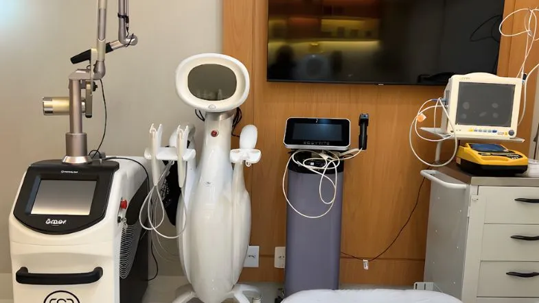 Equipamentos modernos de laser, radiofrequência e tecnologia estética em ambiente de clínica especializada.