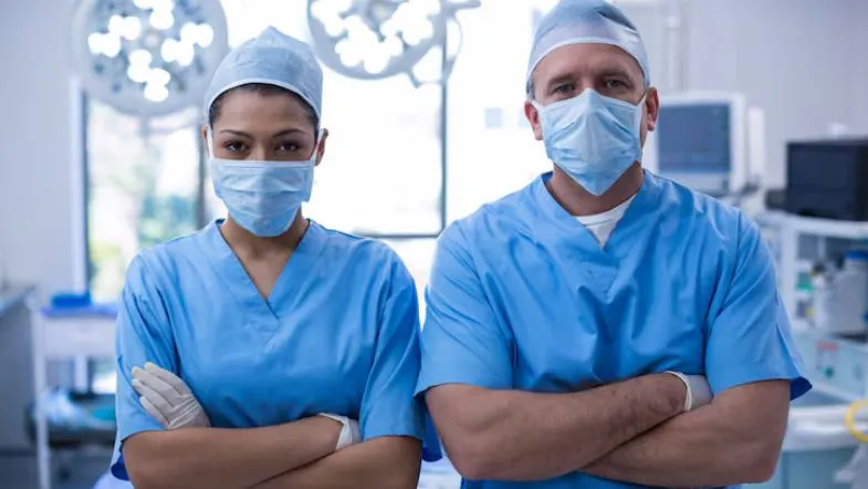 Equipe de gestores e enfermeiros hospitalares comprometidos com a cultura de segurança do paciente.