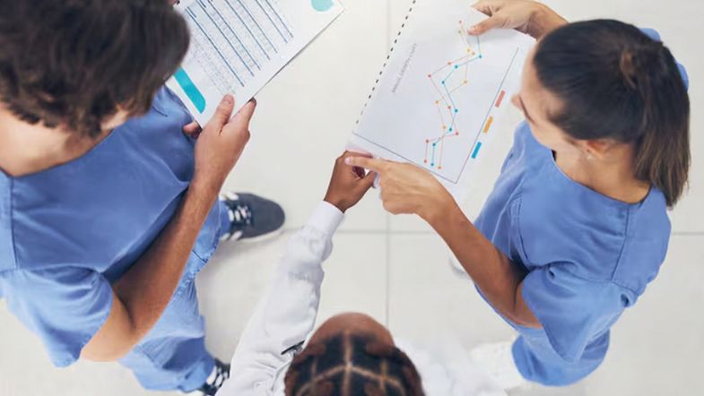 Gestão Hospitalar em 2025: como reduzir custos sem perder qualidade 9 Profissionais de saúde observando indicadores e relatórios financeiros para aprimorar a eficiência hospitalar.