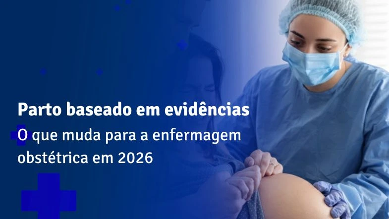 Enfermeira obstétrica acompanhando trabalho de parto, representando práticas de parto baseado em evidências.