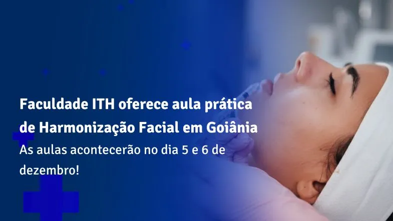 Profissional da saúde realiza procedimento estético em paciente deitada, durante aula prática de harmonização facial da Faculdade ITH.
