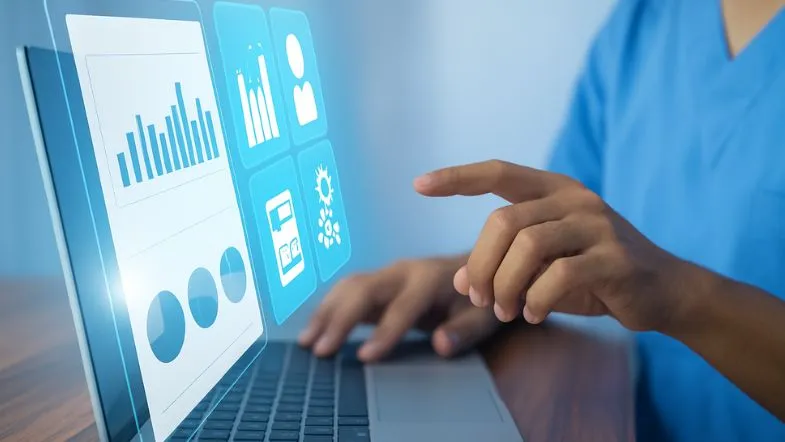 Indicadores hospitalares: as métricas estratégicas que vão orientar a gestão da saúde em 2026 6 Profissional da saúde analisando indicadores hospitalares em dashboard digital com gráficos de desempenho assistencial.