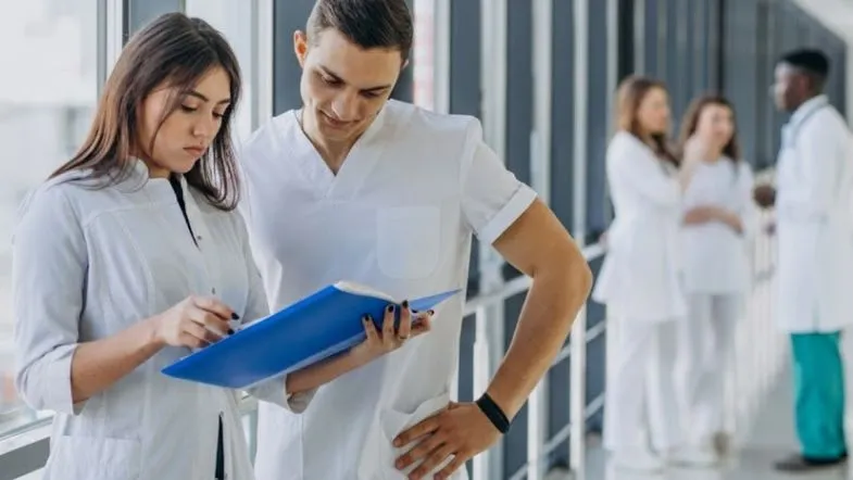 Indicadores hospitalares: as métricas estratégicas que vão orientar a gestão da saúde em 2026 8 Equipe de enfermeiros em reunião estratégica avaliando indicadores hospitalares impressos sobre a mesa.