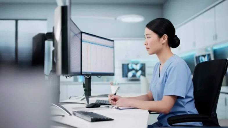 Indicadores hospitalares: as métricas estratégicas que vão orientar a gestão da saúde em 2026 9 Enfermeira em ambiente hospitalar monitorando indicadores assistenciais em sistema digital.