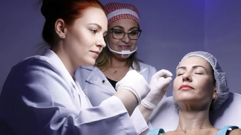 Aplicação profissional de toxina botulínica com supervisão, reforçando a importância da formação prática e segura na estética avançada.