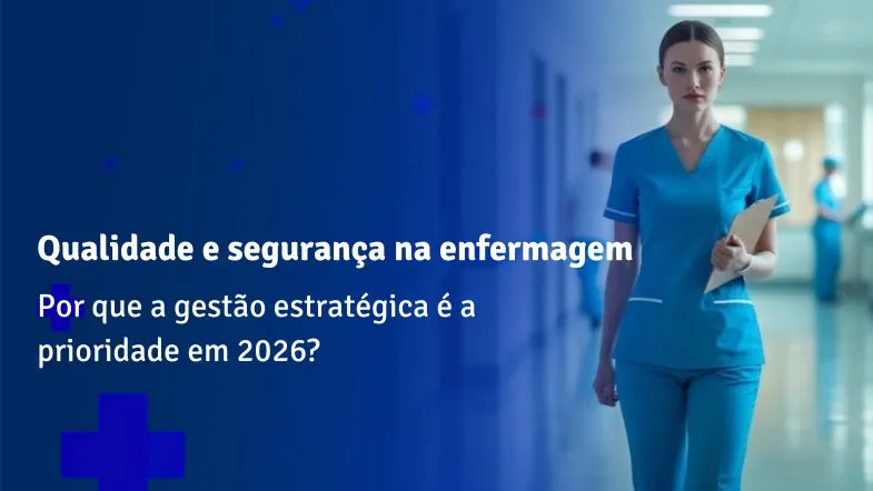 Enfermeira em pé em um corredor de hospital iluminado, segurando uma prancheta. Ao lado esquerdo, um banner azul com o texto "Qualidade e segurança na enfermagem: Por que a gestão estratégica é a prioridade em 2026?".