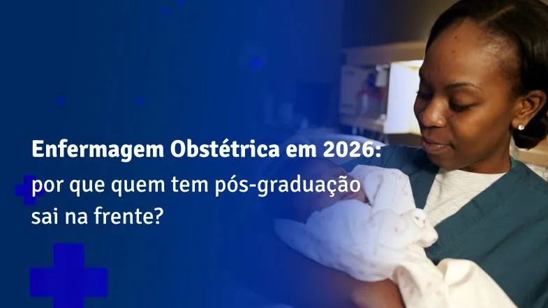 Enfermeira obstetra segurando recém-nascido em ambiente hospitalar, representando o protagonismo da Enfermagem Obstétrica e a importância da pós-graduação em 2026.