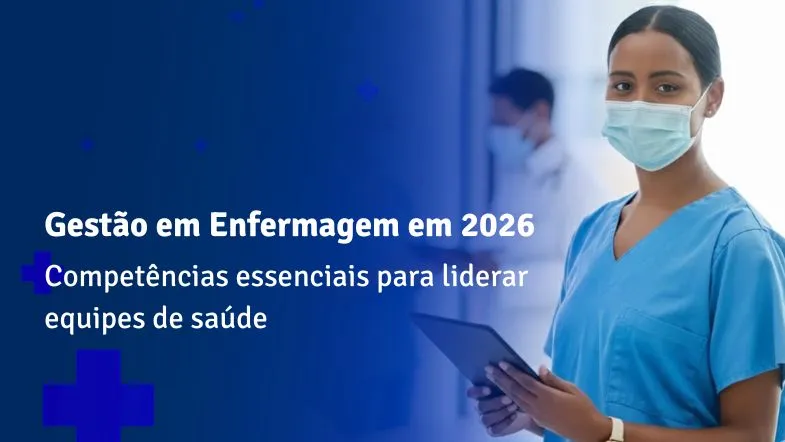 Enfermeira utilizando tablet em ambiente hospitalar, representando a gestão em enfermagem e a liderança de equipes de saúde em 2026.