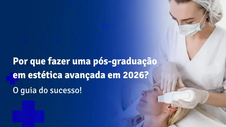 Banner com fundo azul e branco. À esquerda, o texto "Por que fazer uma pós-graduação em estética avançada em 2026? O guia do sucesso!". À direita, uma especialista em jaleco branco realiza um procedimento de tecnologia facial em uma paciente em maca hospitalar.
