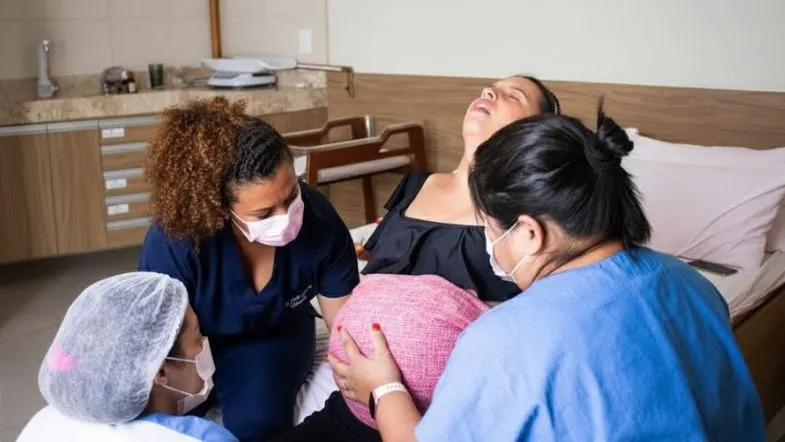 Enfermagem Obstétrica em Goiânia e Brasília: pós-graduação com prática em maternidades 7 Equipe multiprofissional acompanhando trabalho de parto humanizado em centro obstétrico.