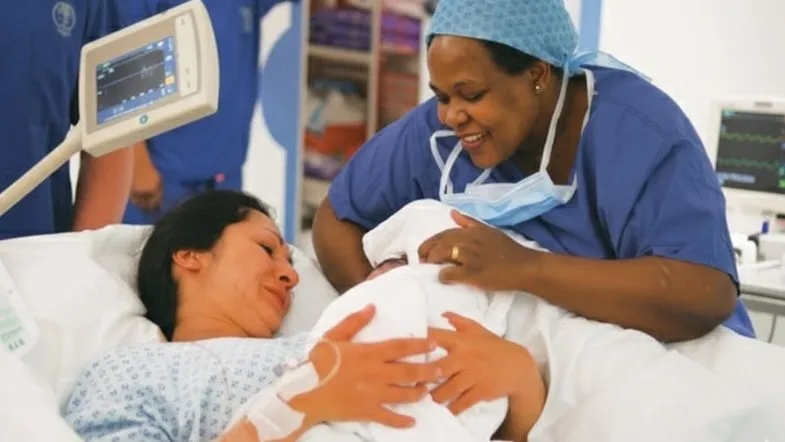 Enfermagem Obstétrica em Goiânia e Brasília: pós-graduação com prática em maternidades 8 Enfermeira obstetra prestando assistência à mãe e ao recém-nascido após o parto em maternidade.