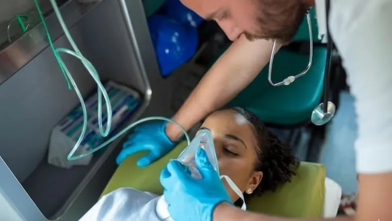 Por que a pós-graduação em Urgência e UTI acelera sua carreira em 2026 8 Atendimento de urgência com suporte respiratório em ambiente hospitalar, destacando a atuação técnica em situações críticas.