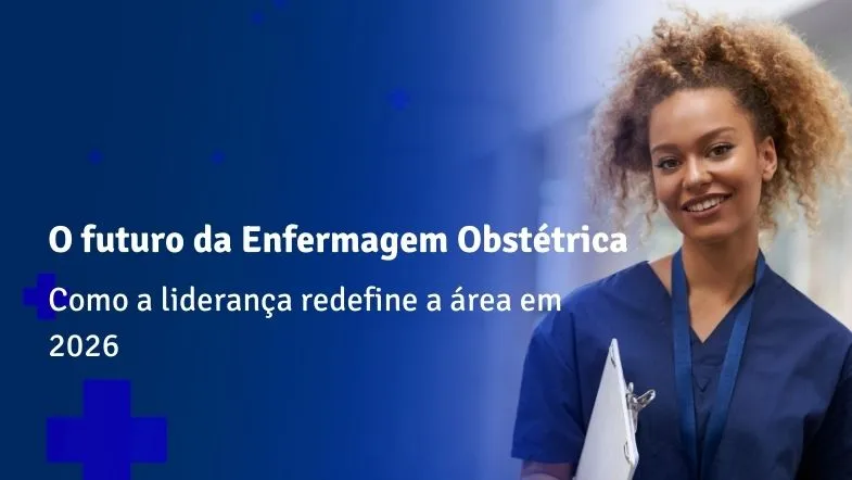 Enfermeira obstetra sorridente com prancheta em fundo azul. Texto na imagem: O futuro da Enfermagem Obstétrica e como a liderança redefine a área em 2026.