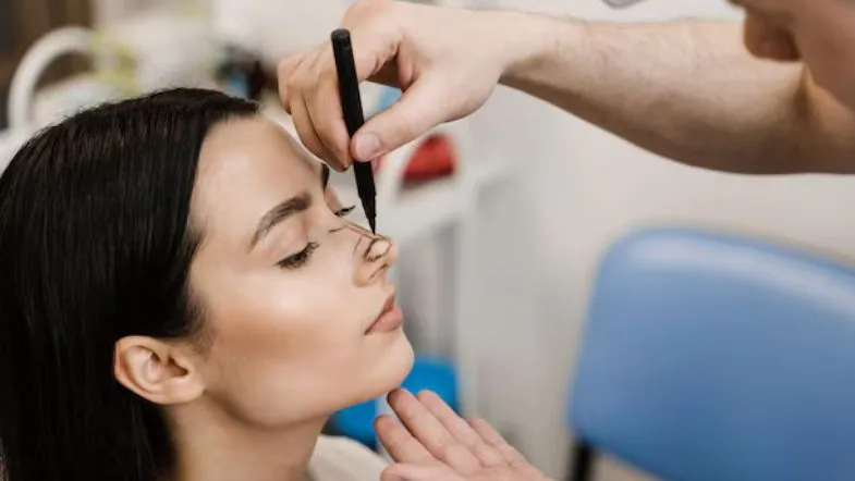 Estética Avançada na prática: como a formação especializada transforma resultados clínicos 7 Avaliação e marcação facial pré-procedimento estético com foco em segurança e planejamento clínico.